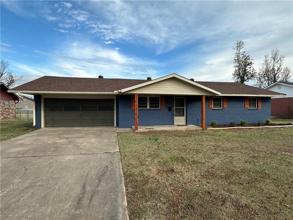 814 S 11th St in Rogers, AR - Building Photo