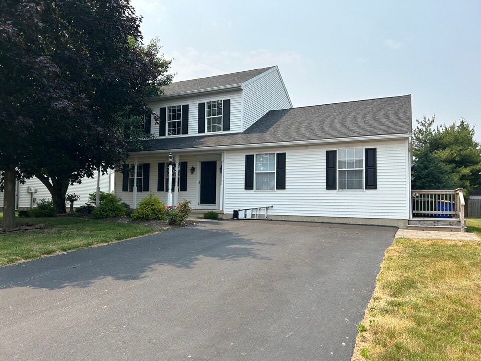 3703 Wheatland Dr in Dover, PA - Building Photo