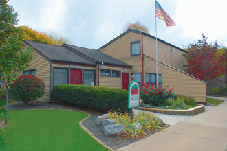 Cedar Point Apartments in Springfield, IL - Building Photo - Building Photo