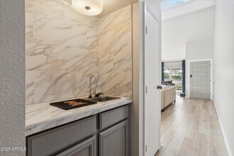 7302 E Rancho Vista Dr in Scottsdale, AZ - Building Photo - Building Photo