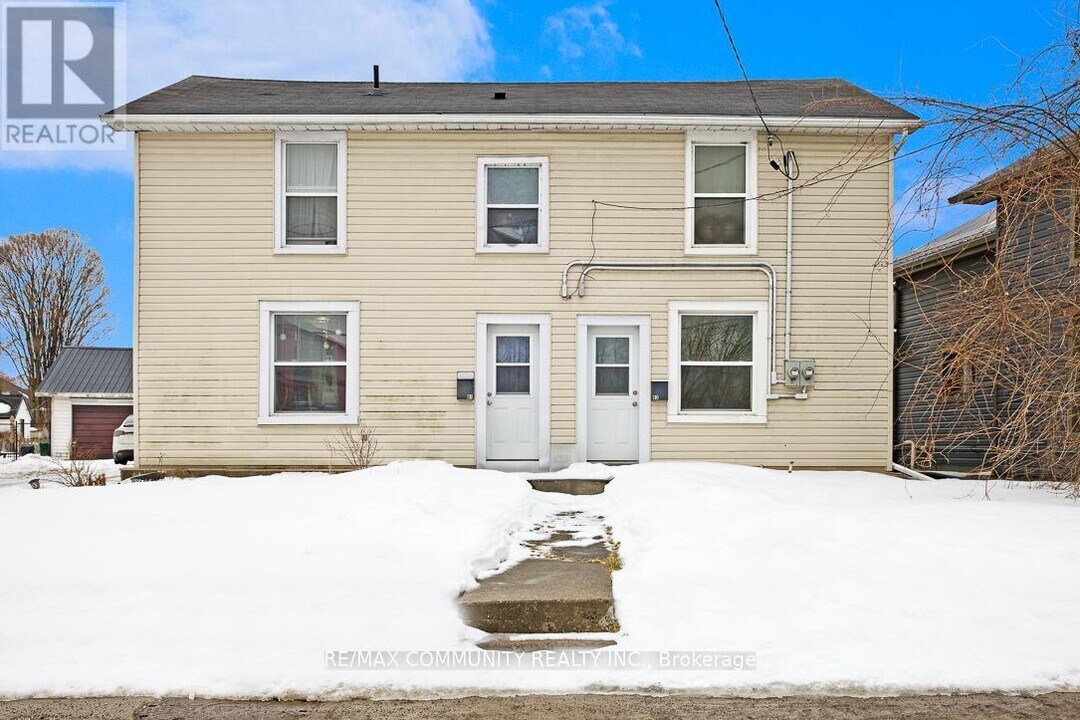 83 Moira St W in Belleville, ON - Building Photo