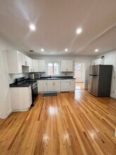 554 Main St, Unit 2 in Wakefield, MA - Foto de edificio - Building Photo