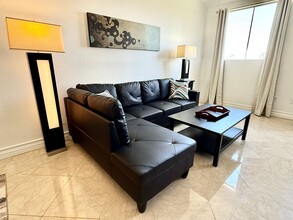230 E Flamingo Rd in Las Vegas, NV - Foto de edificio - Building Photo