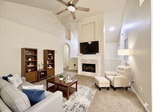 5225 Jean Rd in Lake Oswego, OR - Foto de edificio - Building Photo