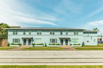 2428 Bernardo De Galvez Ave in Galveston, TX - Foto de edificio - Building Photo