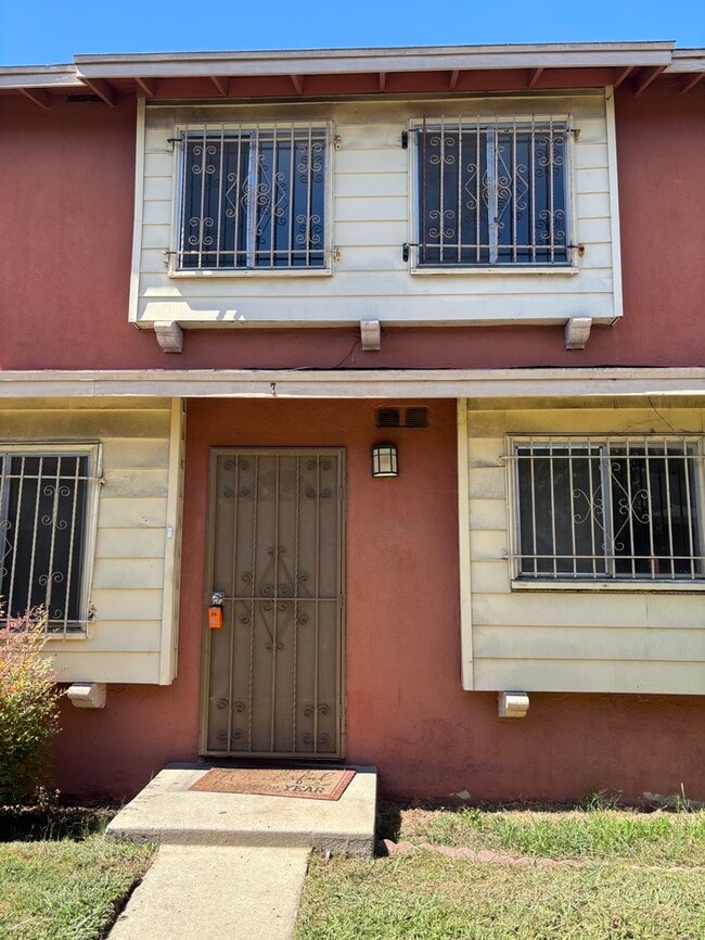 property at 7 Dovecote Ln