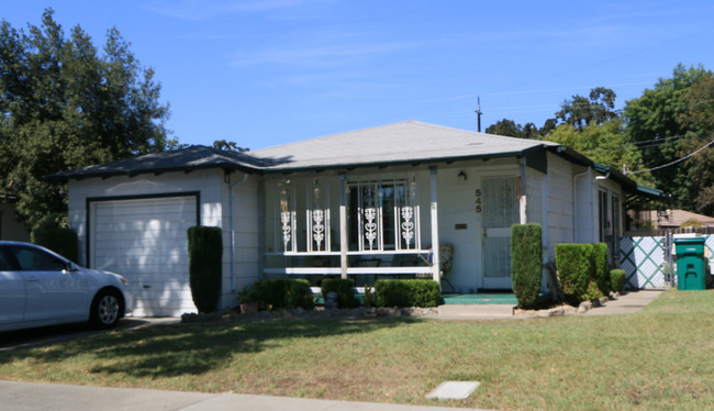 547 E Sonoma St in Stockton, CA - Foto de edificio - Building Photo