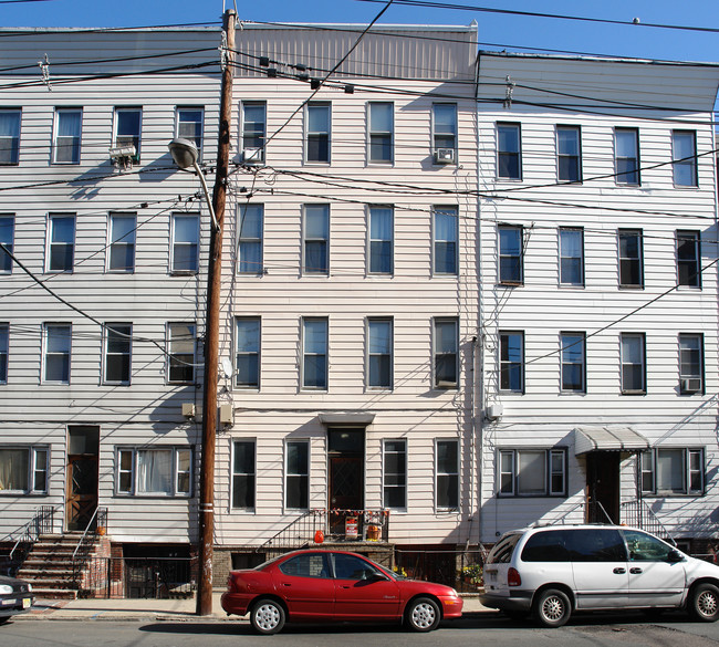 323 Grand St in Hoboken, NJ - Building Photo - Building Photo