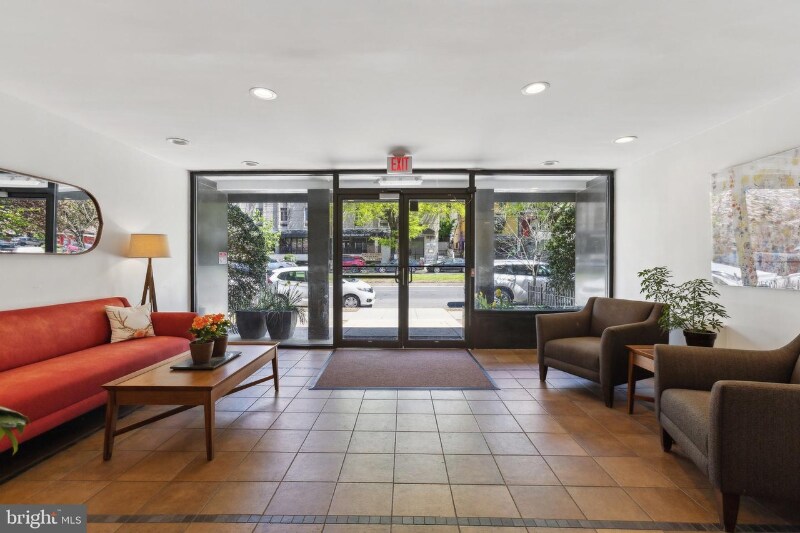 5112 MacArthur Blvd in Washington, DC - Building Photo