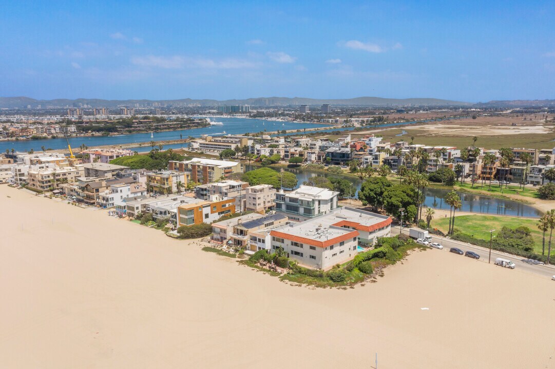 6615 Pacific Ave in Playa Del Rey, CA - Building Photo