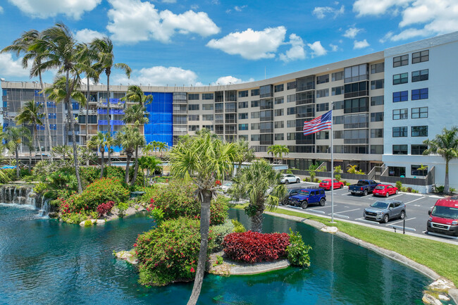 Harbor Towers Yacht & Racquet Club in Sarasota, FL - Foto de edificio - Building Photo