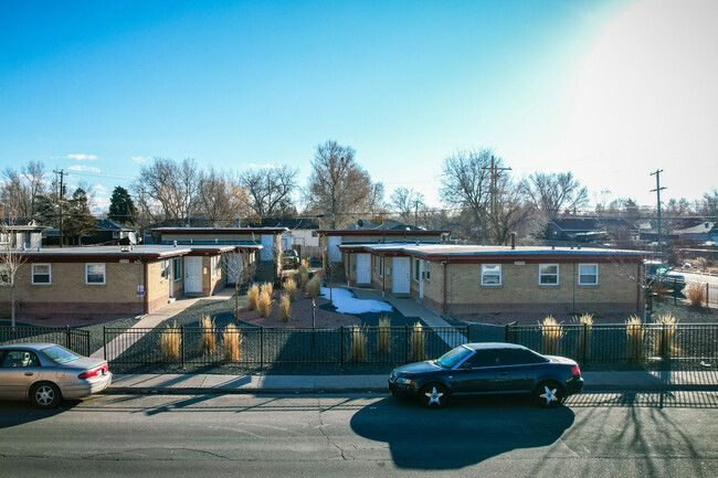 2200 Dayton St in Aurora, CO - Foto de edificio - Building Photo