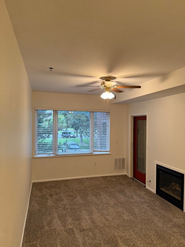 2896 W Riverwalk Cir, Unit #A110 in Littleton, CO - Foto de edificio - Building Photo