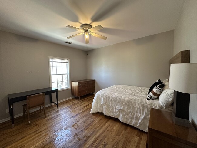 1070 Mayson Turner Rd NW in Atlanta, GA - Building Photo - Building Photo