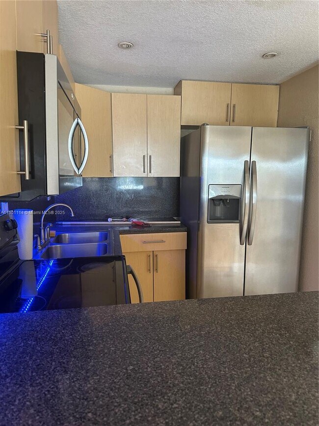6095 W 19th Ave in Hialeah, FL - Building Photo - Building Photo