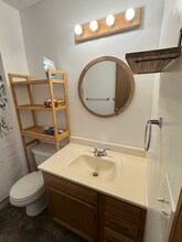 1242 Schneiders Crossing Rd NW in Dover, OH - Foto de edificio - Building Photo