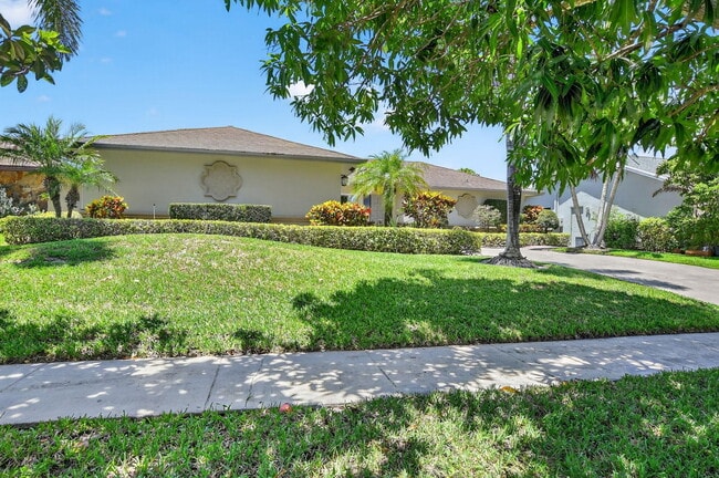 6385 Hollandaire Dr E in Boca Raton, FL - Building Photo - Building Photo