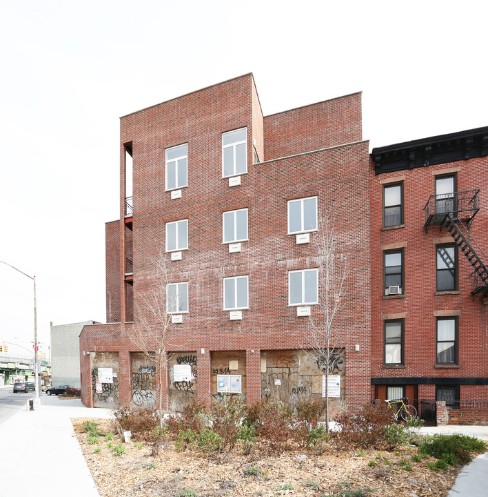 671 Henry St in Brooklyn, NY - Building Photo