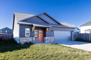 302 Elwell Rd in Clarksville, TN - Building Photo