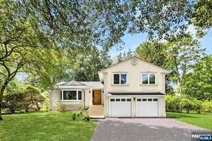 111 Ramille Ct, Unit B-224 in Paramus, NJ - Building Photo