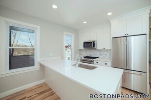 10 Duffley Ct, Unit 3 in Brookline, MA - Building Photo