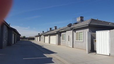 653 Blue Mountain Way in Bakersfield, CA - Building Photo - Building Photo