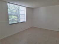 9480 Poinciana Pl, Unit 404 in Davie, FL - Foto de edificio - Building Photo