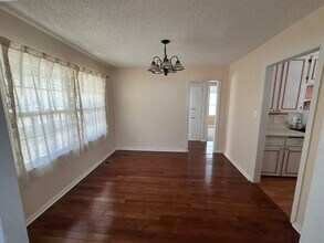 957 N Ridgewood Dr in Wichita, KS - Building Photo - Building Photo