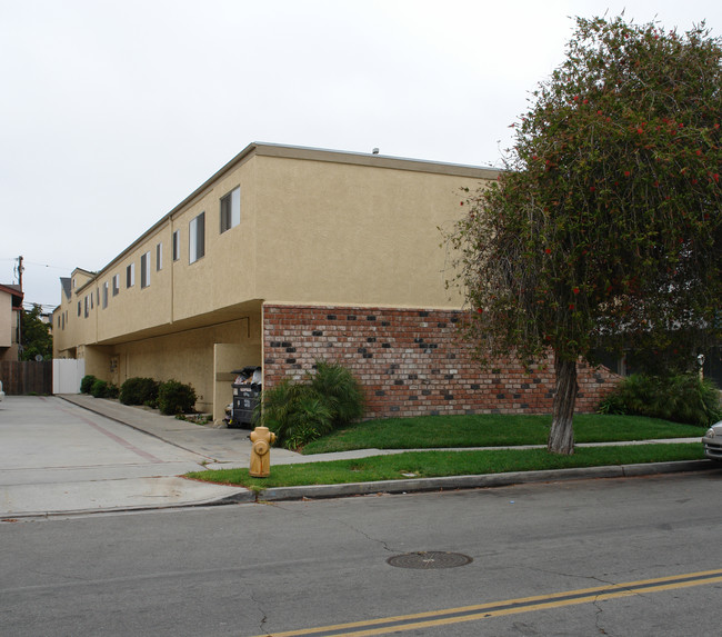 7931 Stark St in Huntington Beach, CA - Foto de edificio - Building Photo