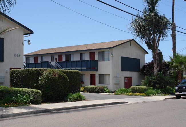 Hemlock Apartments in Imperial Beach, CA - Building Photo - Building Photo