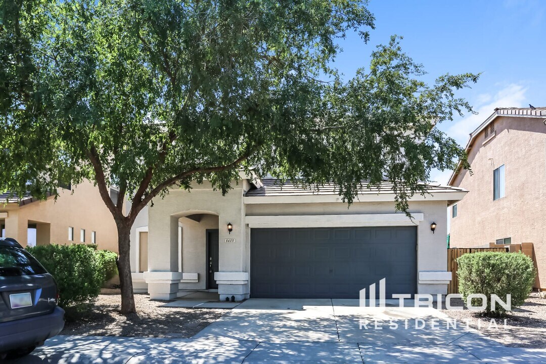 8423 W Hamster Ln in Tolleson, AZ - Building Photo