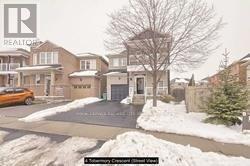 4 Tobermory Crescent in Brampton, ON - Building Photo
