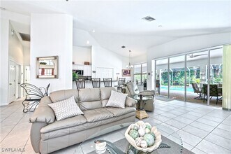 6453 Autumn Woods Blvd in Naples, FL - Foto de edificio - Building Photo