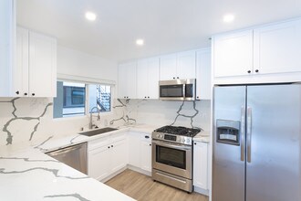 4th Ave in Venice, CA - Building Photo - Interior Photo