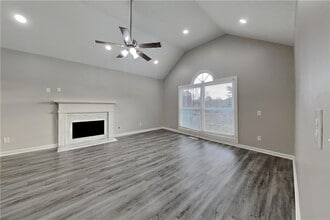 880 Burning Bush Dr in Loganville, GA - Building Photo - Building Photo