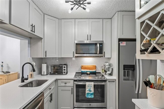 3232 Lake Pine Way E in Tarpon Springs, FL - Building Photo - Building Photo