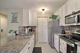 3715 S 182nd St, Unit B-108 in Seatac, WA - Building Photo - Building Photo