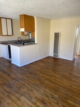 5853 Virginia Ave in Los Angeles, CA - Foto de edificio - Building Photo