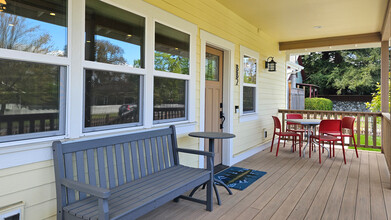 882 B St in Ashland, OR - Building Photo - Building Photo