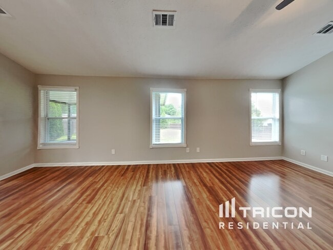 705 Magnolia Blvd in White House, TN - Foto de edificio - Building Photo