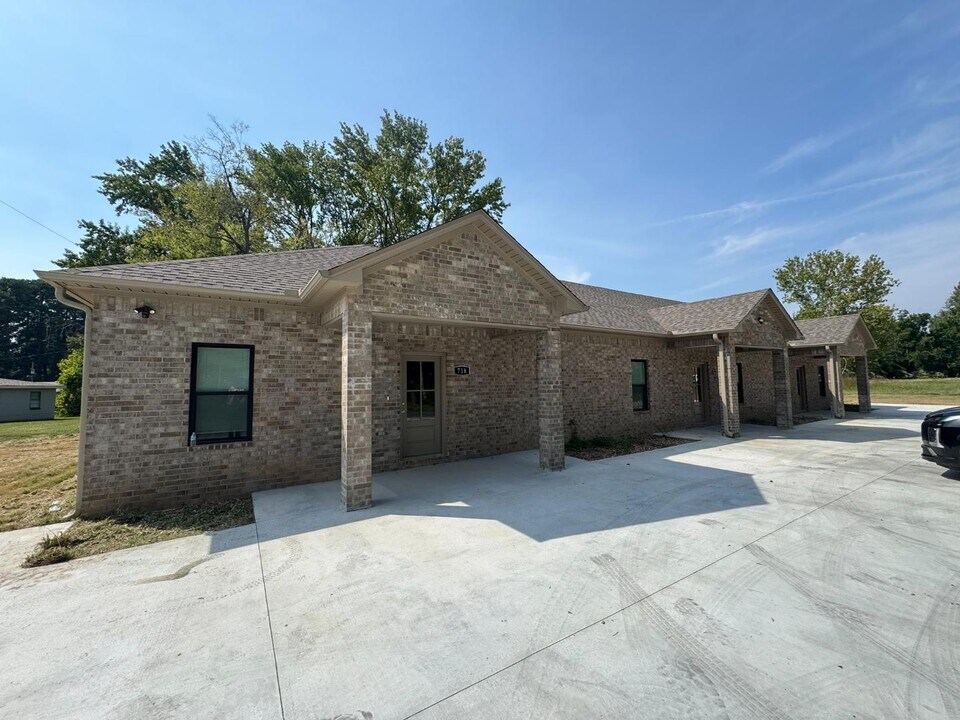 718 S Spring St in Jacksonville, AR - Building Photo