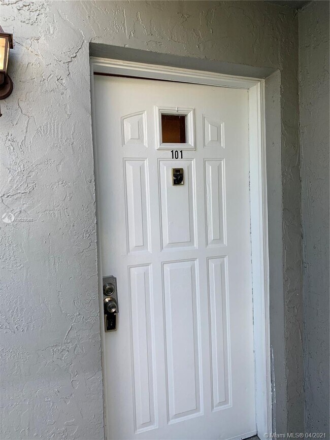 458 NE 210th Cir Terrace-Unit -101-8 in Miami, FL - Building Photo - Building Photo