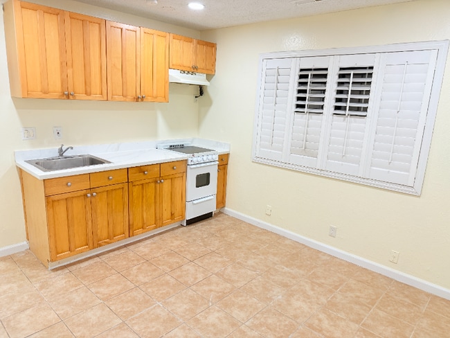 864 Stanford Ave, Unit B in Oakland, CA - Building Photo - Building Photo