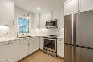 301 Ridge Dr in Naples, FL - Building Photo