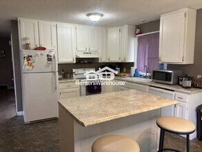 601 Labore Rd in Little Canada, MN - Foto de edificio - Building Photo