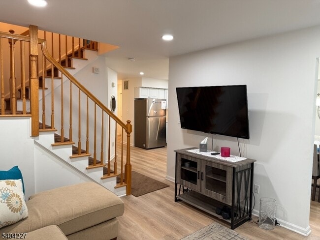 6 Paula Way in Berkeley Heights, NJ - Foto de edificio - Building Photo