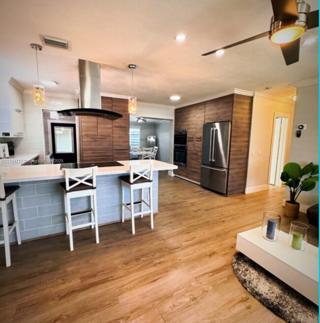 2051 Arcadia Dr in Miramar, FL - Foto de edificio - Building Photo