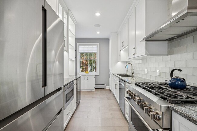 22 Half Moon Isle in Jersey City, NJ - Building Photo - Building Photo