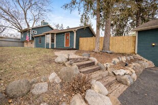 1414 W Northeast Shore Dr in Holiday Hills, IL - Building Photo