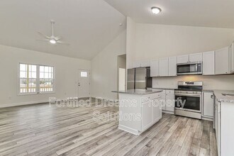 408 N Smith St in Liberty, NC - Foto de edificio - Building Photo